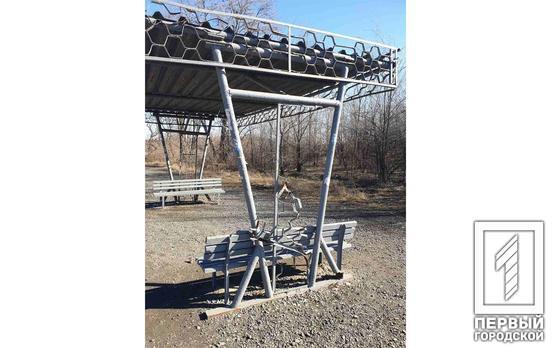 В Кривом Роге неизвестные изуродовали остановку общественного транспорта