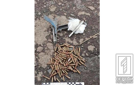 Правоохранители Кривого Рога изъяли у мужчины самодельный пистолет и более ста патронов