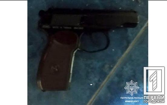 У Кривому Розі патрульні затримали чоловіка, який погрожував пістолетом в одному із міських закладів харчування