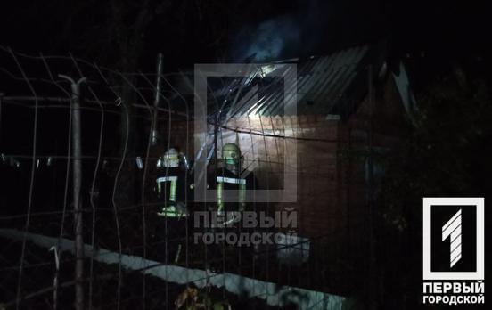 У Кривому Розі вогонь охопив дах господарчої споруди та поширився на 12 квадратних метрів