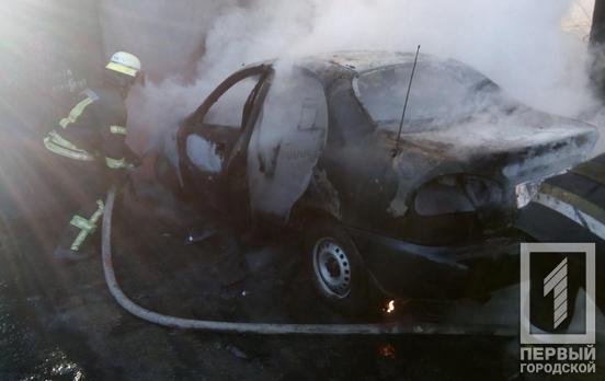 Во дворах на одной из улиц Кривого Рога сгорел Daewoo