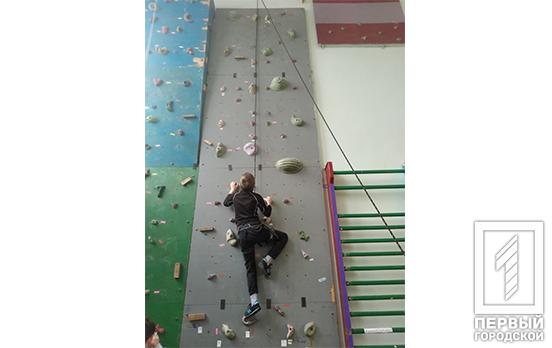 Школьники из Кривого Рога заняли призовые места на соревнованиях по стендовому скалолазанию