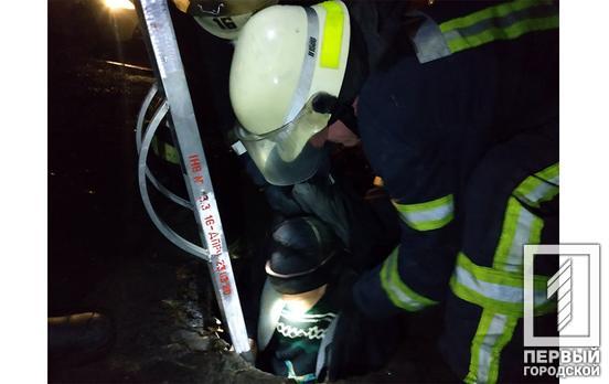 В Кривом Роге спасатели достали из люка пенсионера, мужчину госпитализировали