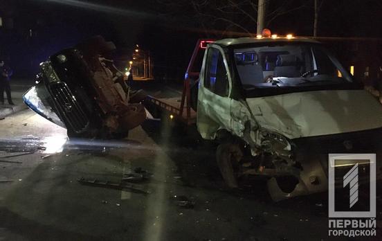 В Кривом Роге внедорожник врезался в эвакуатор и перевернулся